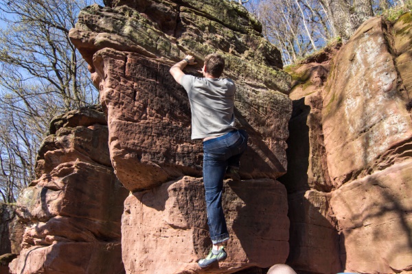 Ist das Gestein etwas weniger bröselig, wie an den 'Schornsteinen', ist das Bouldern weniger nervenzehrend. (Foto: Frank Hampel)